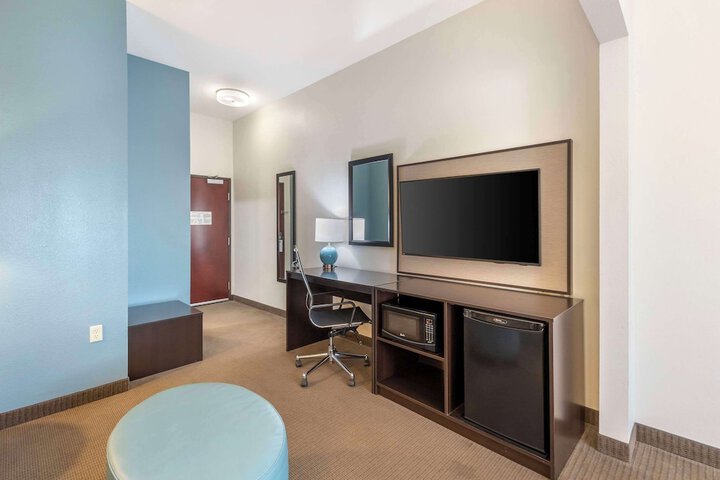 1 King Suite (3 of 5)