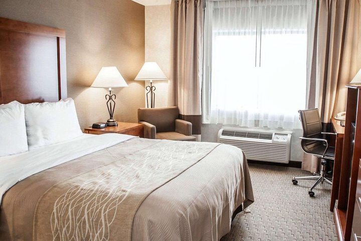 1 Queen Bed (5 of 14)