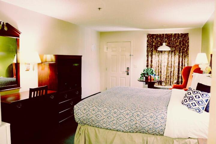 1 King Bed (3 of 11)