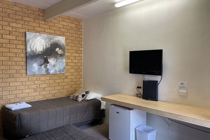 Room 4 of 16
