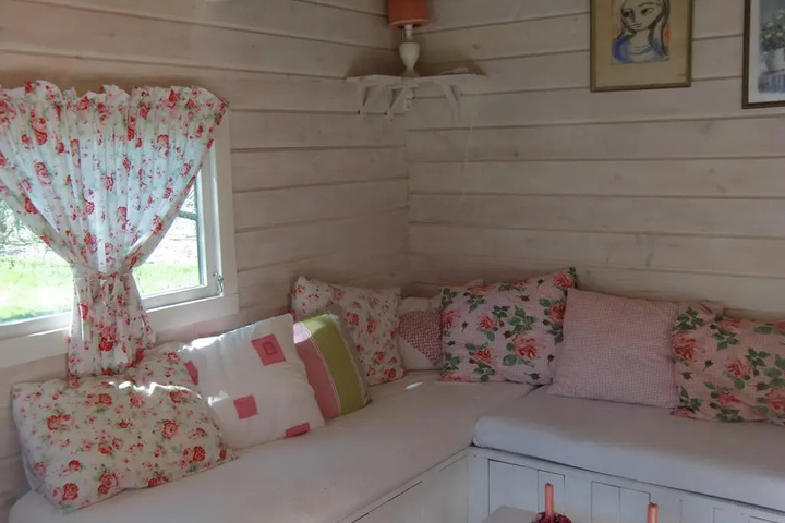 Room 2 of 10
