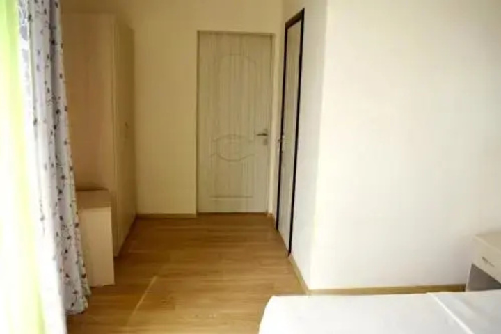 Room 2 of 10