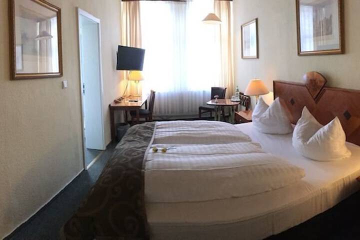 Room 9 of 100