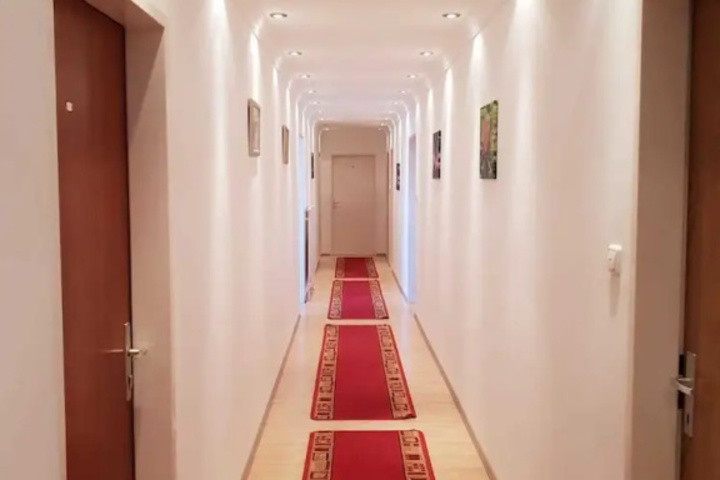 Room 9 of 48