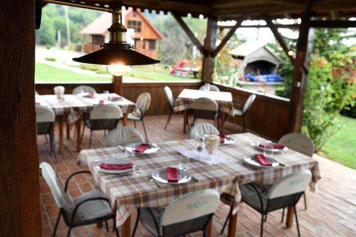Dining 17 of 27