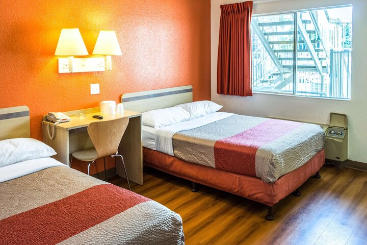 1 Queen Bed (5 of 7)