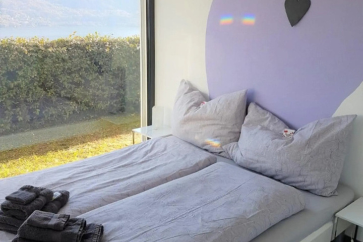 Room 2 of 10