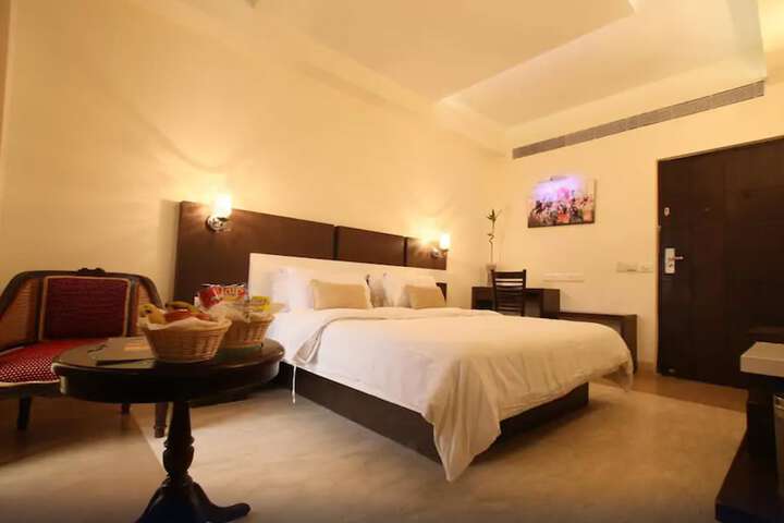 Room 6 of 18