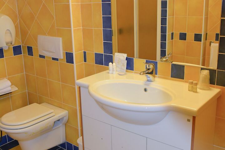 Room 10 of 24