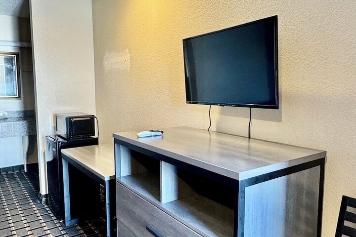 Standard Single Room 1 King Bed (2 of 3)