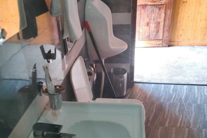 Room 13 of 26