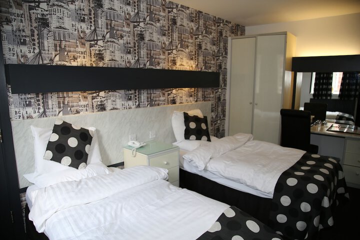 Room 32 of 59