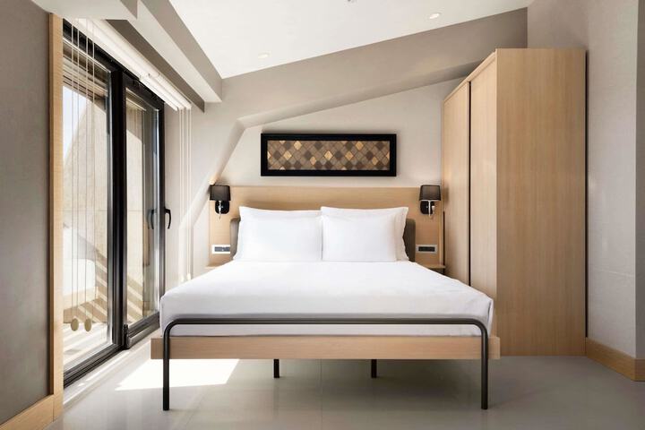 Room 5 of 14