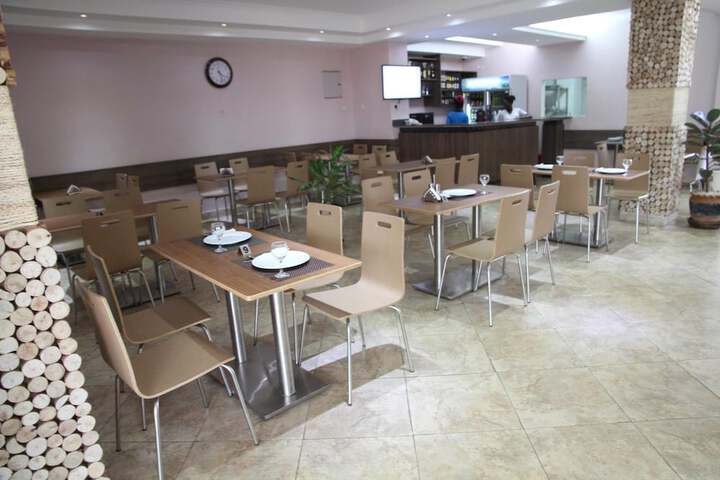 Dining 33 of 50