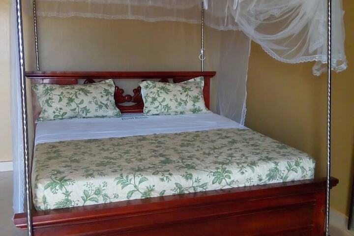 Room 8 of 28