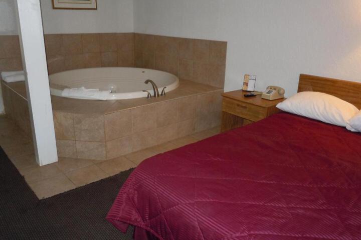 1 Queen Bed (3 of 3)