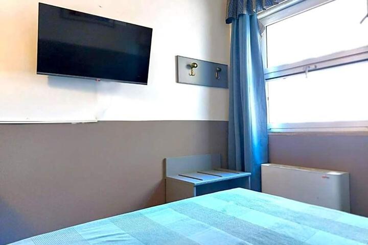 Room 8 of 15