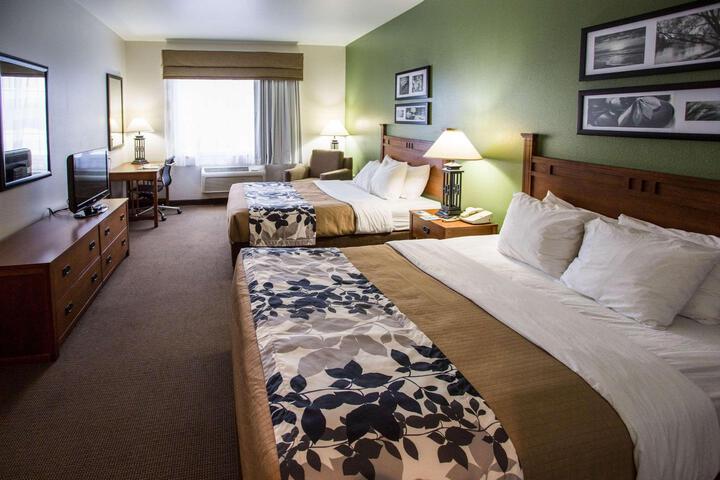 2 Queen Beds (13 of 14)