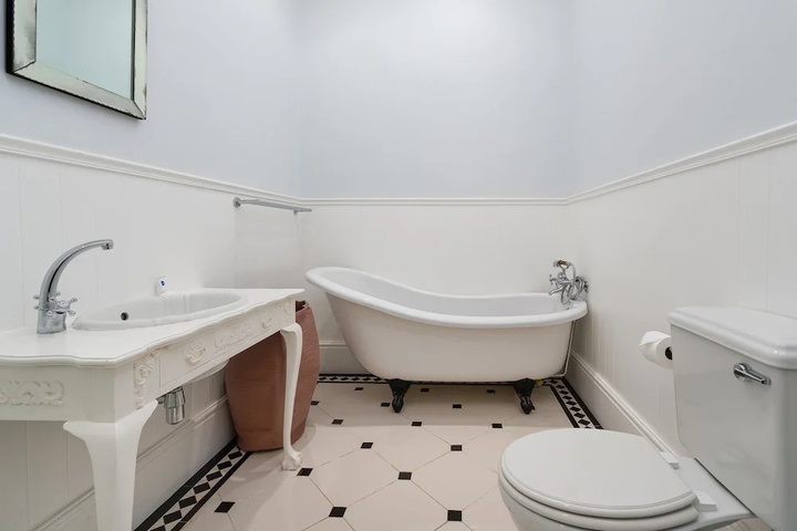 Room 8 of 18