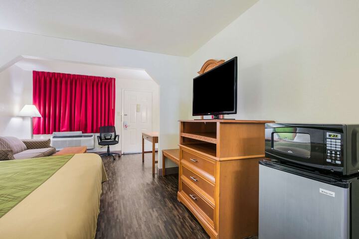 1 King Bed Suite (3 of 7)