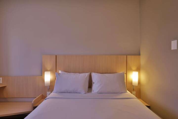 Room 28 of 82