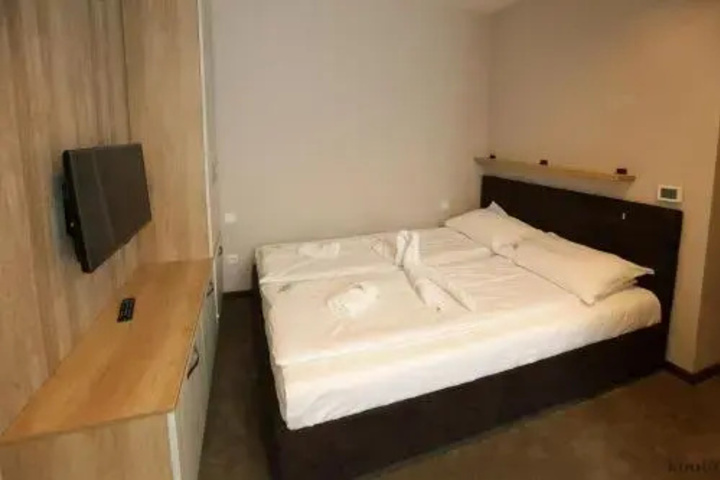Room 7 of 12