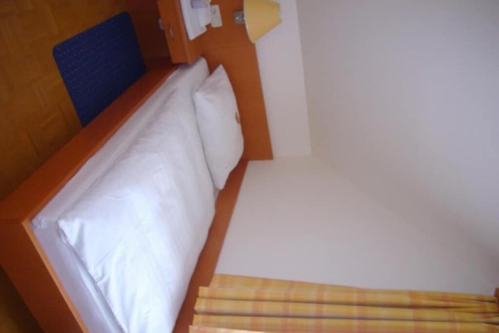 Room 33 of 53