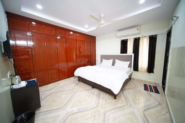 Room 2 of 17