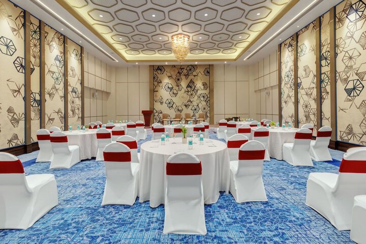 Ballroom/Hall 27 of 31
