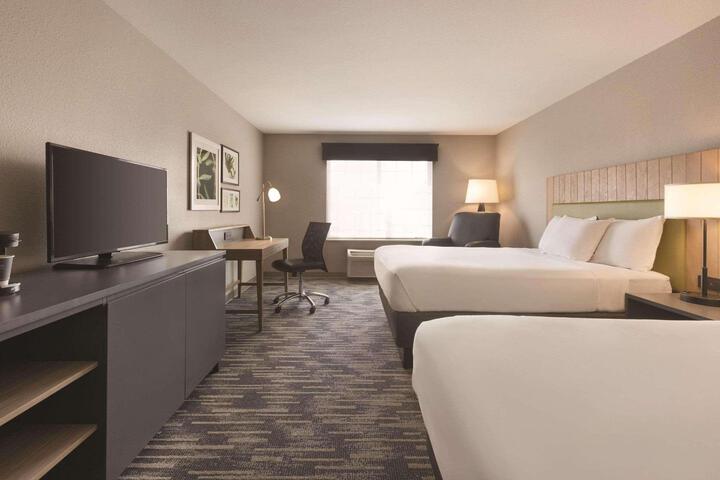 2 Queen Beds (7 of 10)