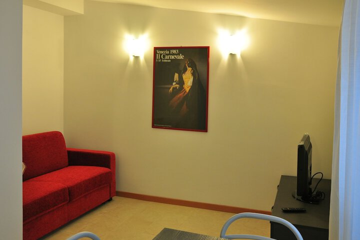 Lounge 57 of 86