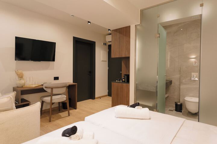 Room 15 of 172