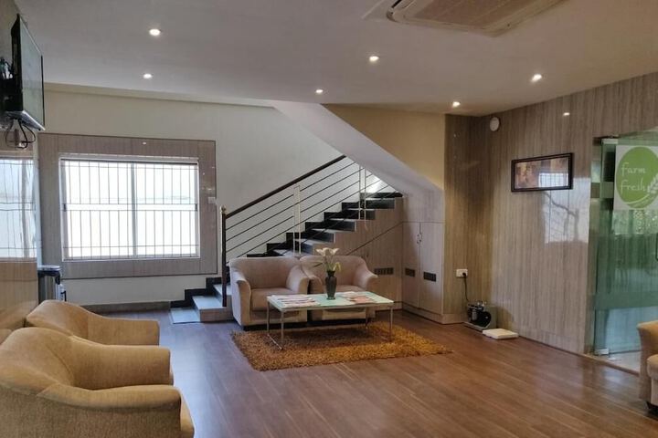 Lounge 43 of 64