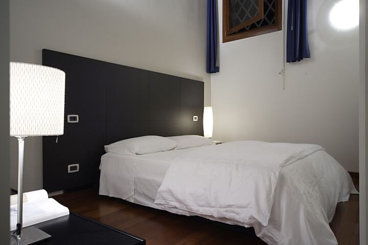Room 10 of 42