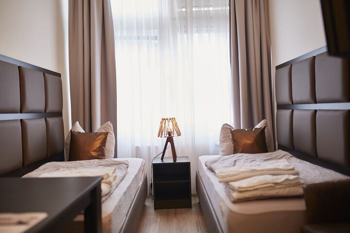 Room 11 of 28