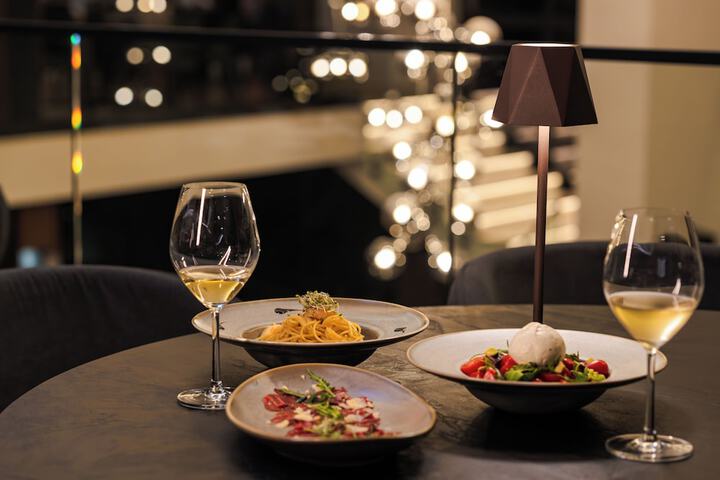 Dining 35 of 52