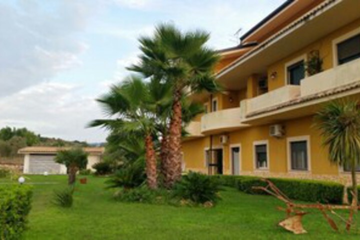 Hotel Exterior 9 of 39