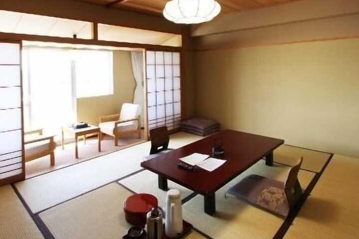 Room 16 of 40