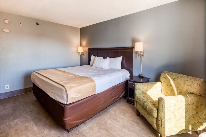 1 King Bed High Speed Internet Accessible Microwave, Refrigerator Work Desk Continental Breakfast (4 of 12)