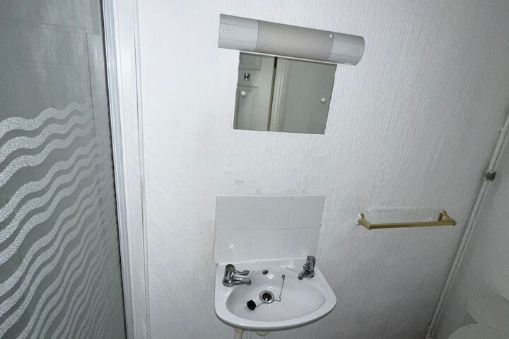 Room 33 of 42