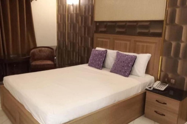 Room 7 of 18
