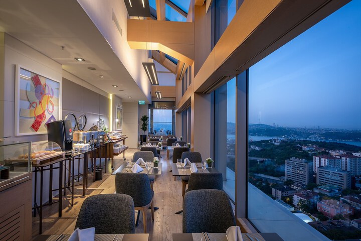 Lounge 74 of 123