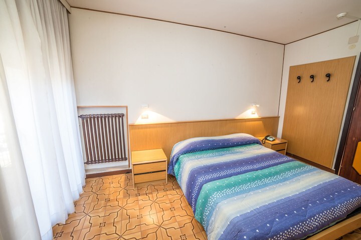 Room 5 of 44