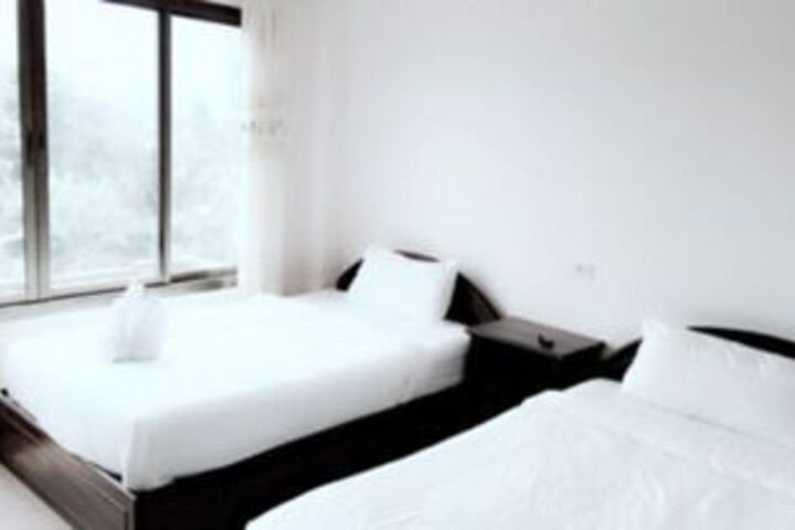 Room 12 of 34