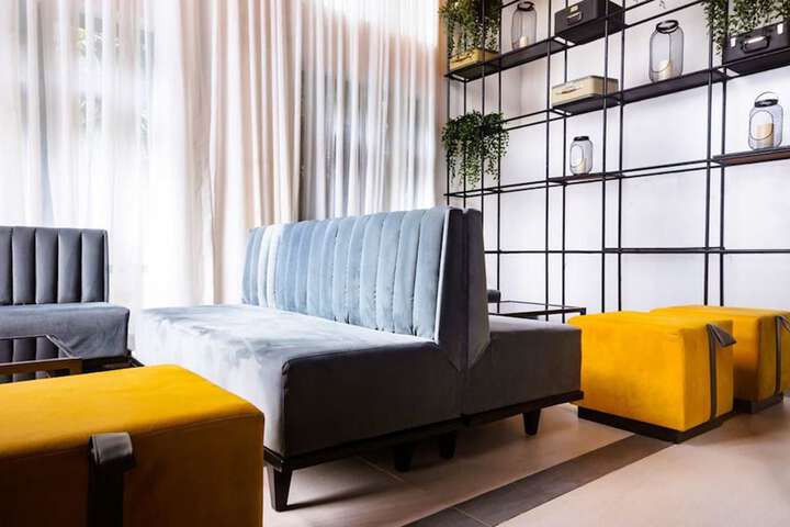 Lounge 58 of 61