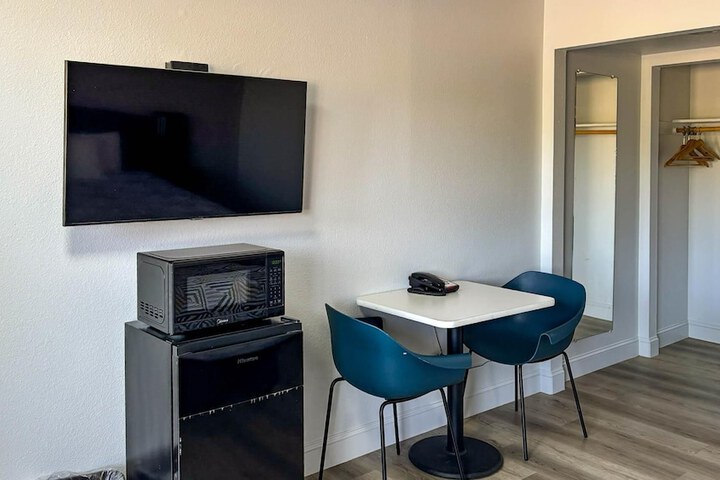 Room 11 of 38