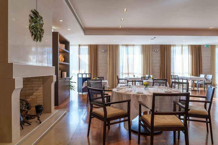 Dining 44 of 72