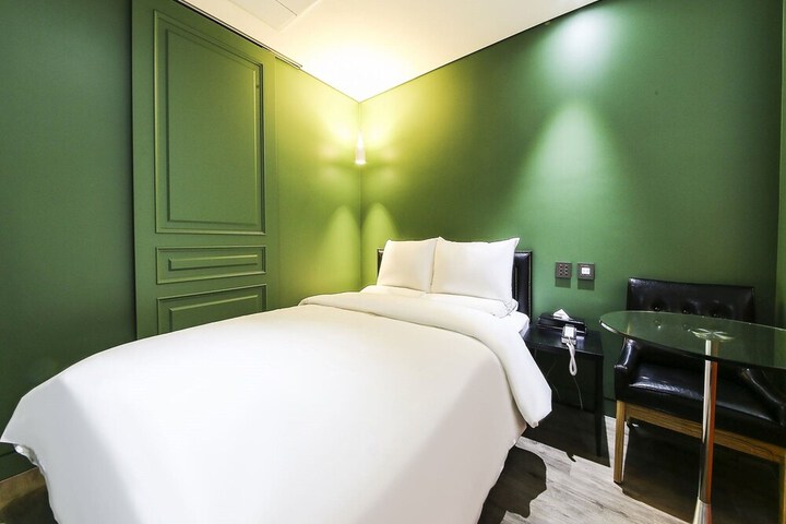 Room 12 of 35