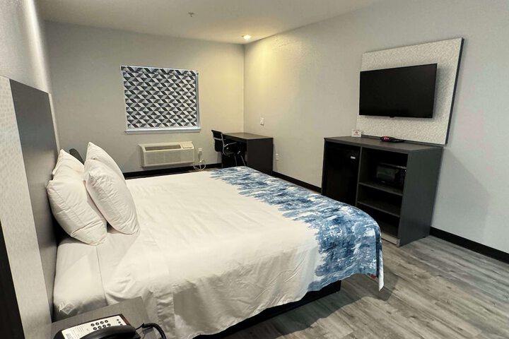 1 King Bed - Free WiFi, Microwave, Refrigerator, Coffeemaker Free Continental Breakfast (6 of 18)