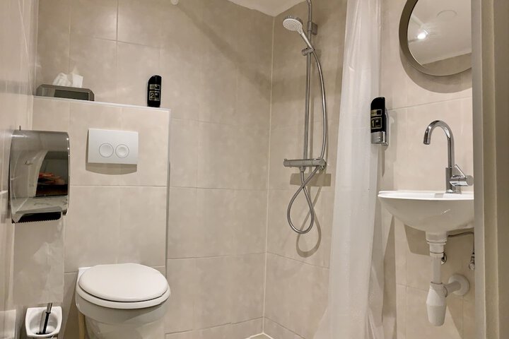 Room 33 of 46